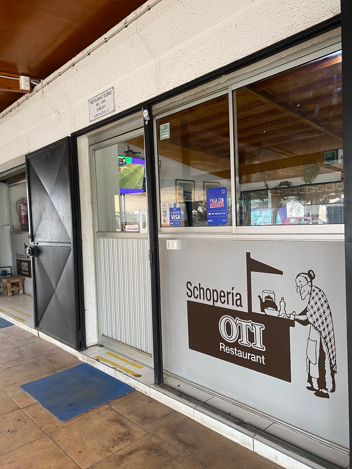 SE VENDE RESTAURANTE CONSOLIDADO CON VIVIENDA EN SEGUNDO PISO